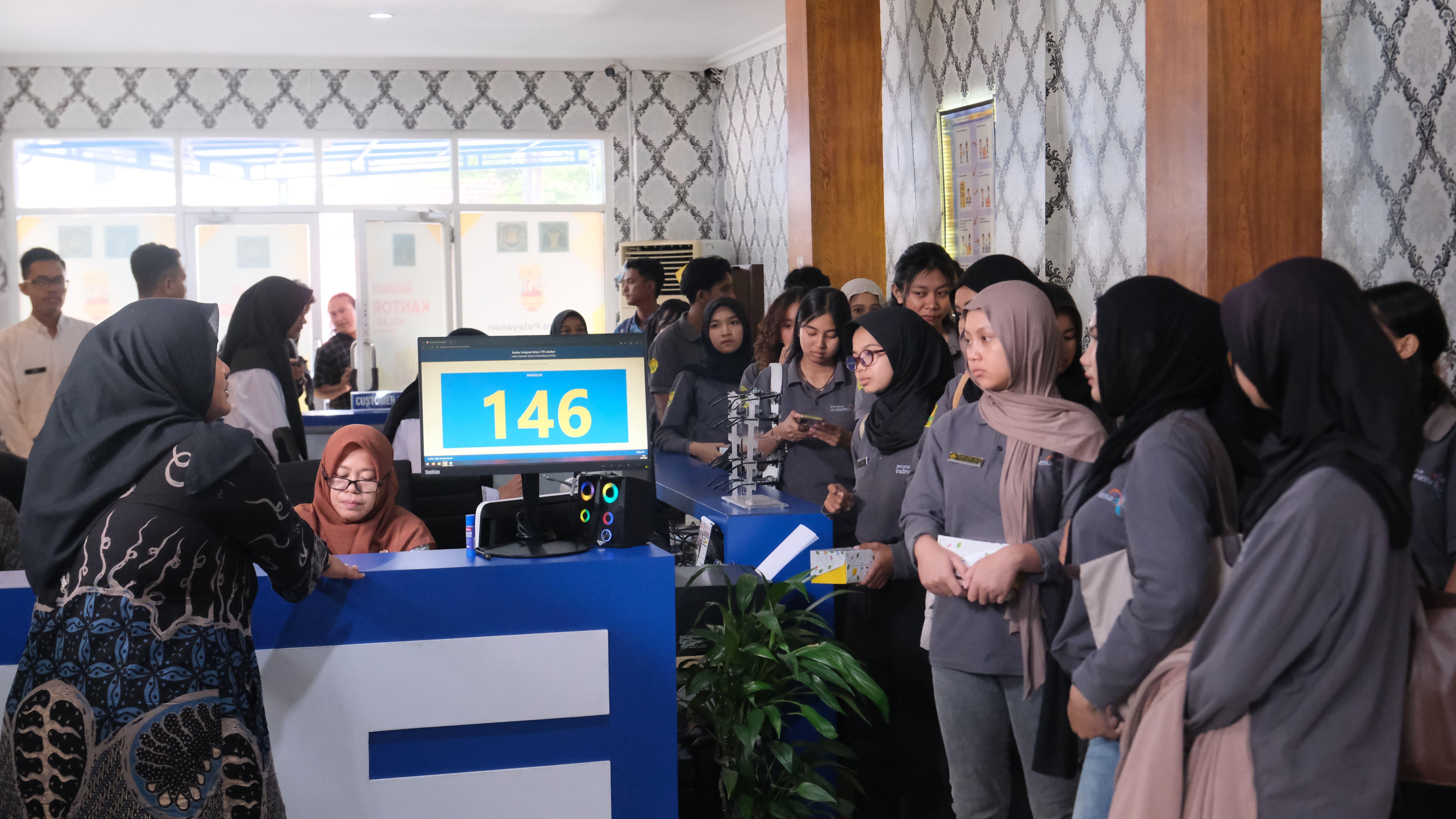 Pembelajaran Interaktif: Mahasiswa UPW UNEJ Lakukan Kunjungan Ke Kantor Imigrasi Kelas I Jember