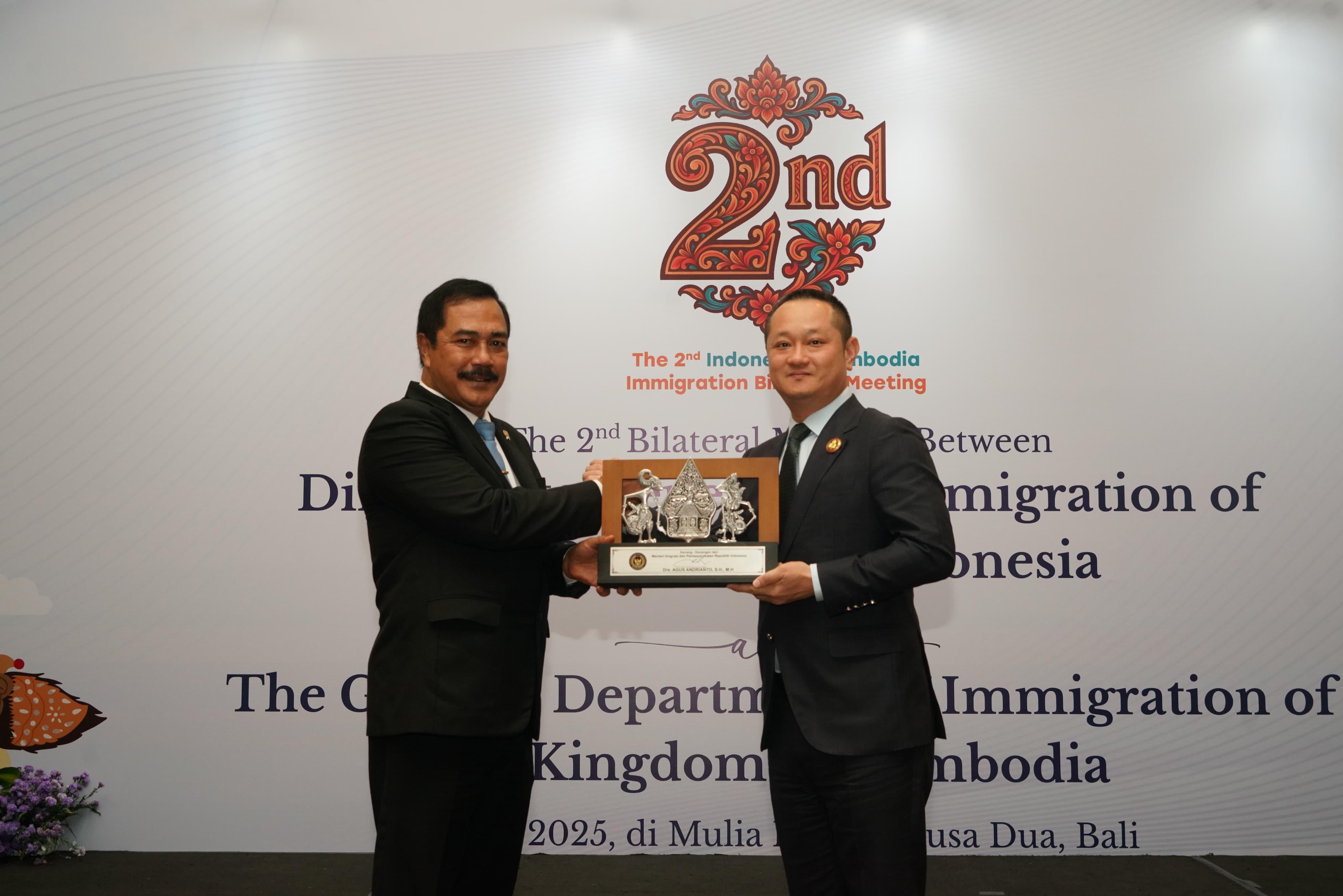 Menteri Imigrasi dan Pemasyarakatan dengan Direktur Jenderal Imigrasi Kamboja