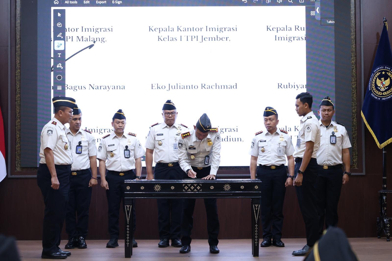 Kepala Kantor Imigrasi Kelas I TPI Jember Hadiri Penandatanganan Pencanangan Pembangunan Zona Integritas