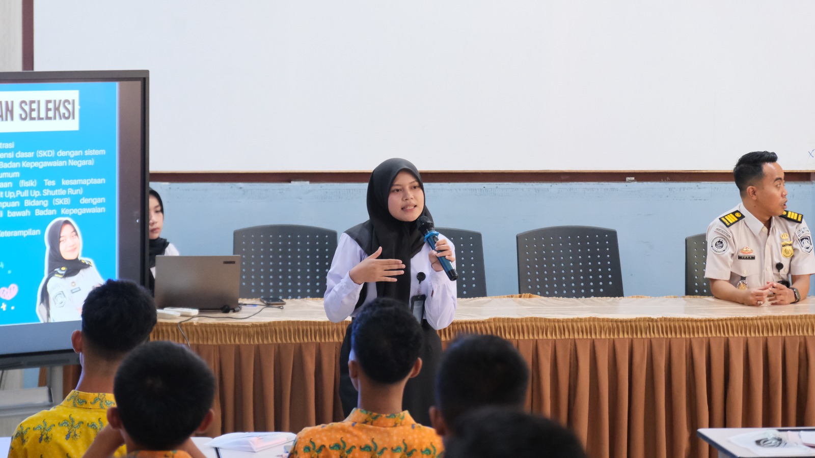 Immigration Goes to School: Kantor Imigrasi Jember Edukasi Siswa SMAN 1 dan SMAN 2 Lumajang Terkait Keimigrasian hingga Karir CPNS